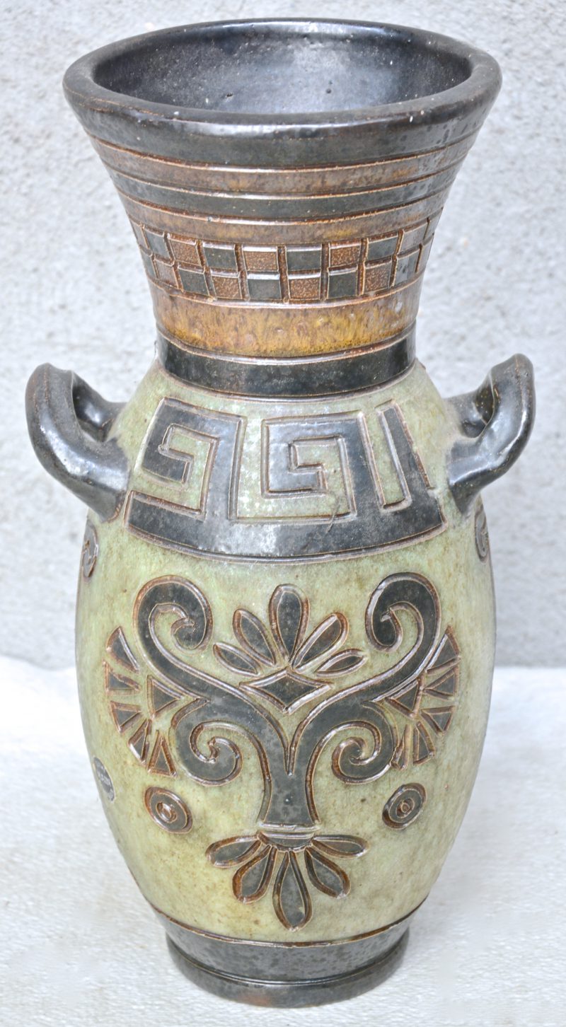 Een art deco vaas van meerkleurig geglazuurd steengoed met een gestileerde afbeelding van Hermes in het decor. Onderaan gemerkt.