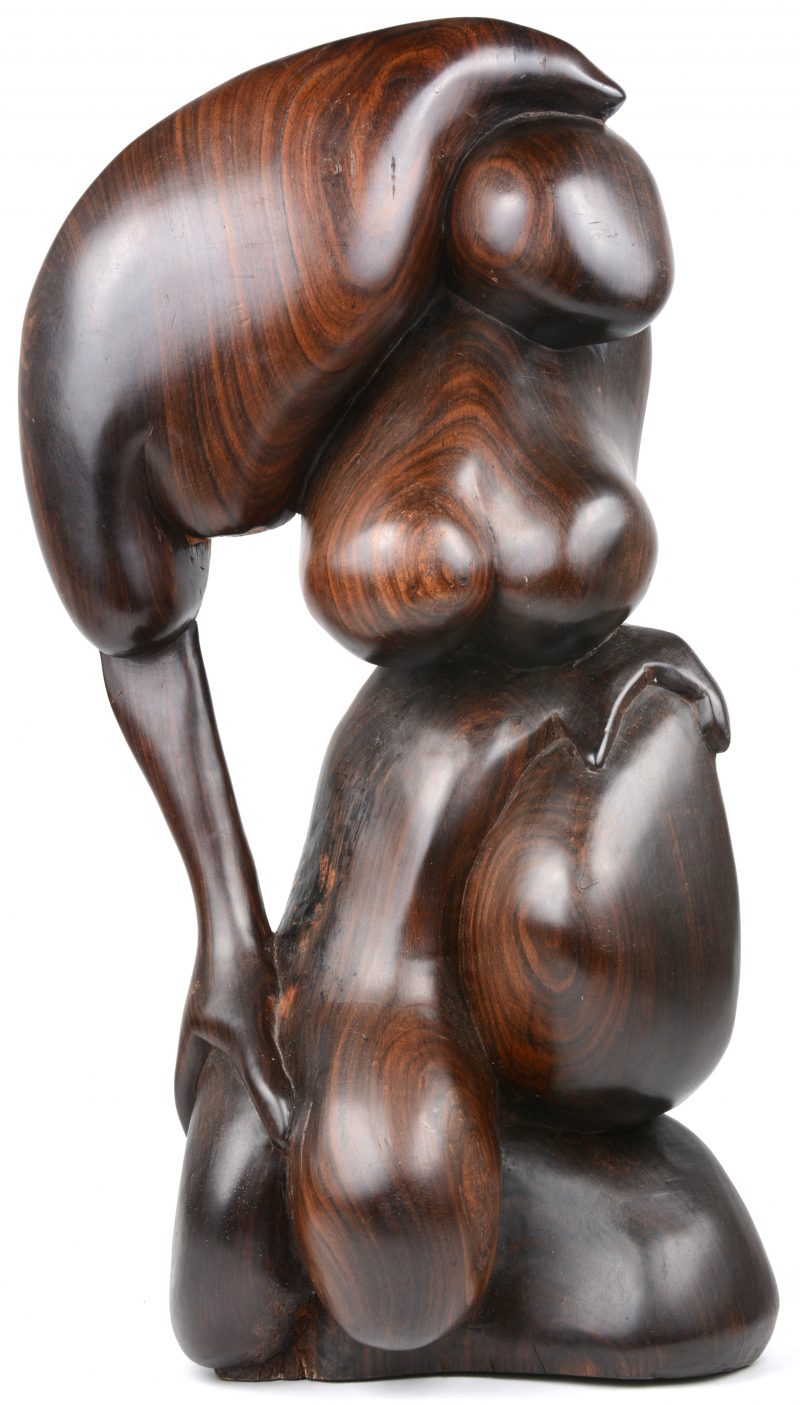 “Surrealistisch vrouwelijk naakt”. Een modern houten beeldhouwwerk.