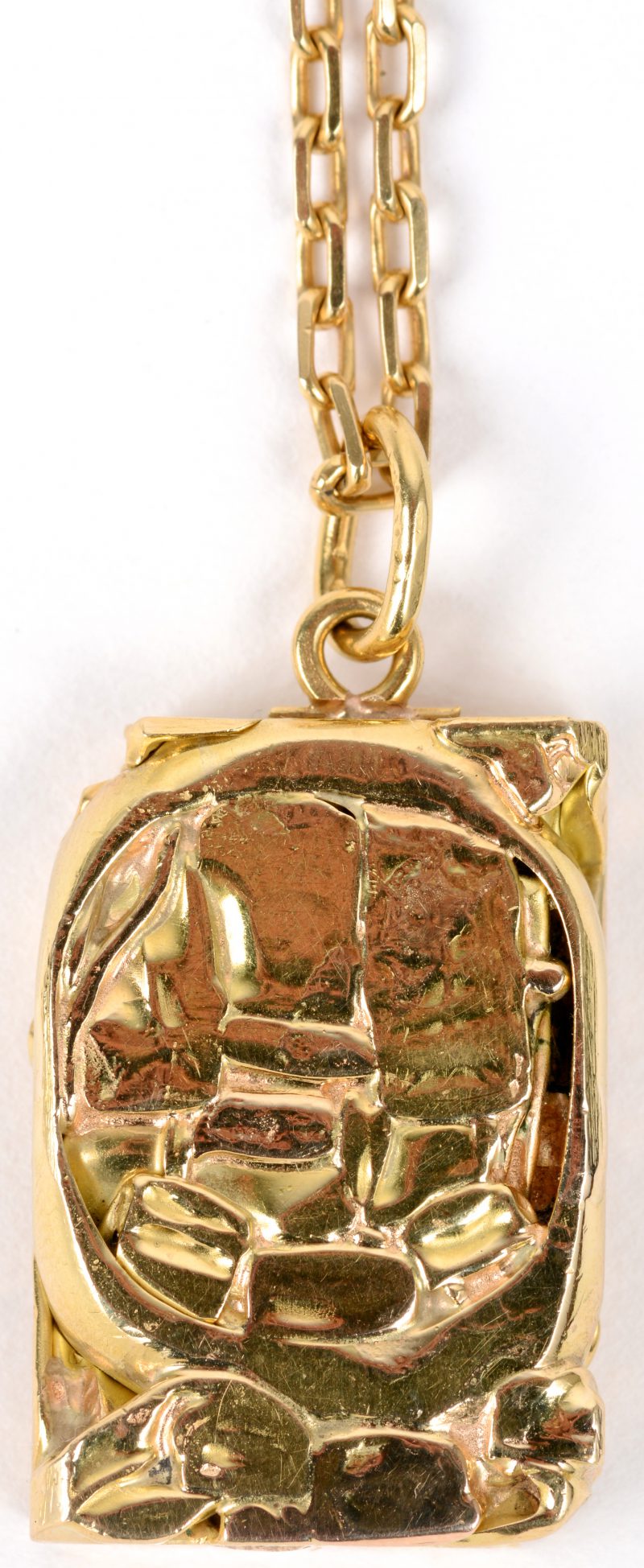 Een 18 karaats geel gouden ketting met gerecycleerde juwelen als hanger.