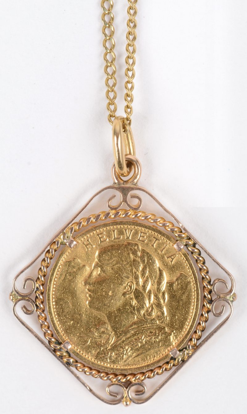 Een 18 karaats geel gouden ketting met hanger bezet met een munt van 21,6 ct. Helvetia 20 Frank. 1901.