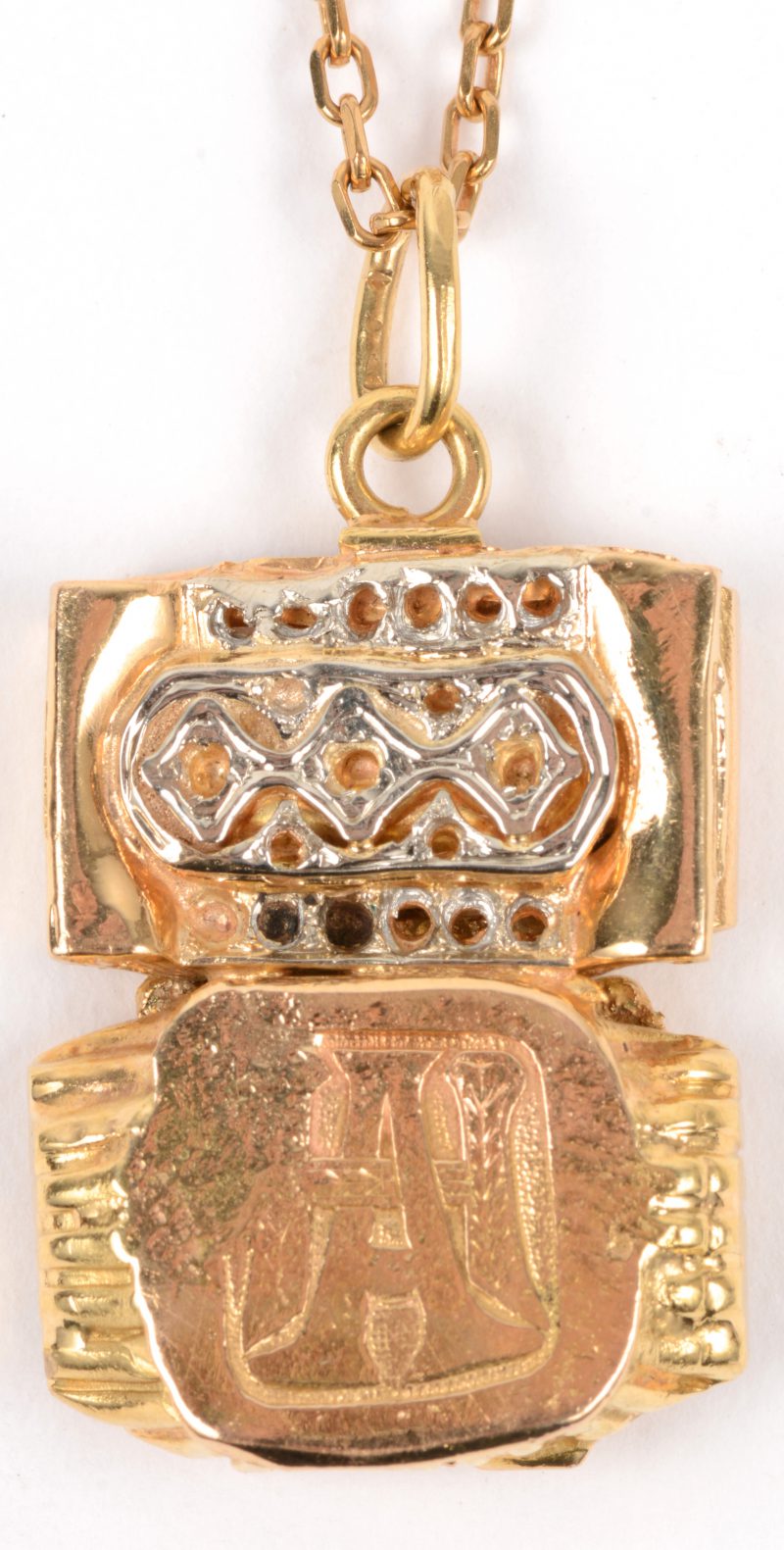 Een 18 karaats geel gouden ketting met gerecycleerde juwelen als hanger.