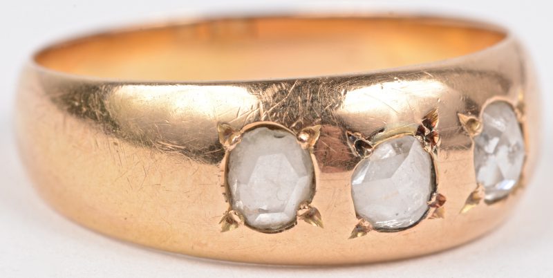 Een 18 karaats geel gouden ring bezet met een diamant oude slijp met een gezamenlijk gewicht van ± 0,50 ct.