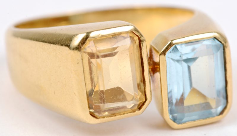 Een 18 karaats geel gouden ring bezet met een citrine en aquamarijn met een gezamenlijk gewicht van ± 2 ct.