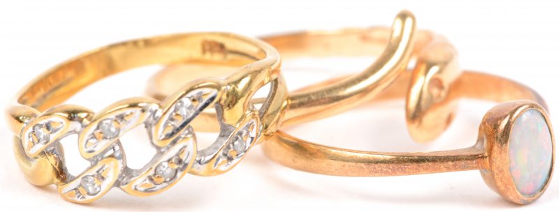Drie verschillende 18 karaats geel gouden ringen.