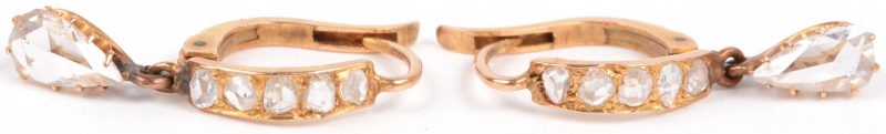 Een paar 18 karaats geel gouden oorbellen bezet met diamanten met een gezamenlijk gewicht van ± 1 ct.