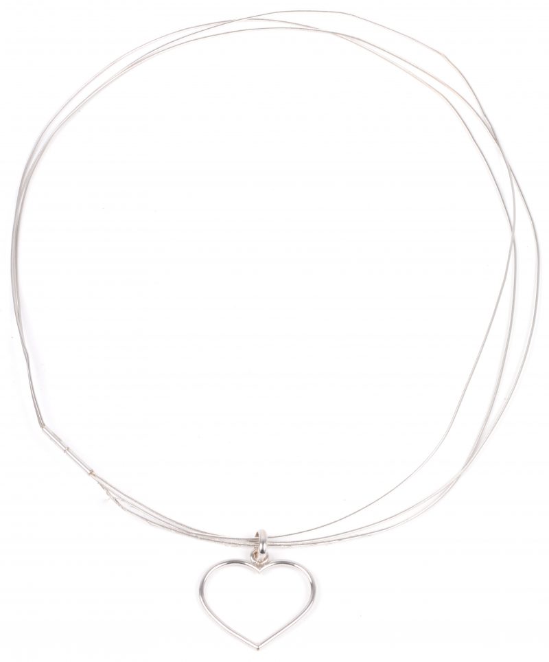 Een 18 karaats wit gouden drie rijen ketting met hartvormige hanger. (één ketting te herstellen).