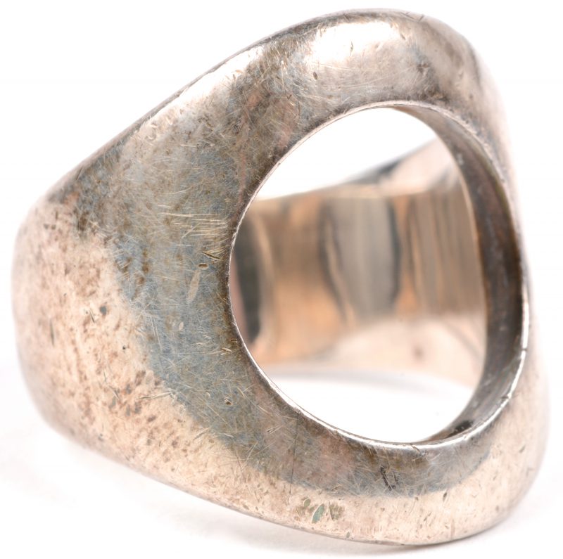 Een zilveren ring. 925 ‰.