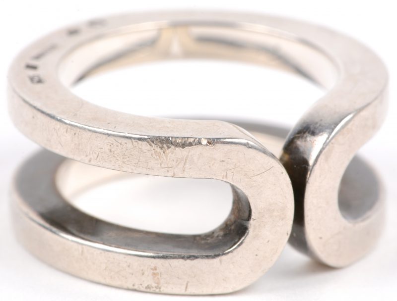 Een zilveren ring 925 ‰.