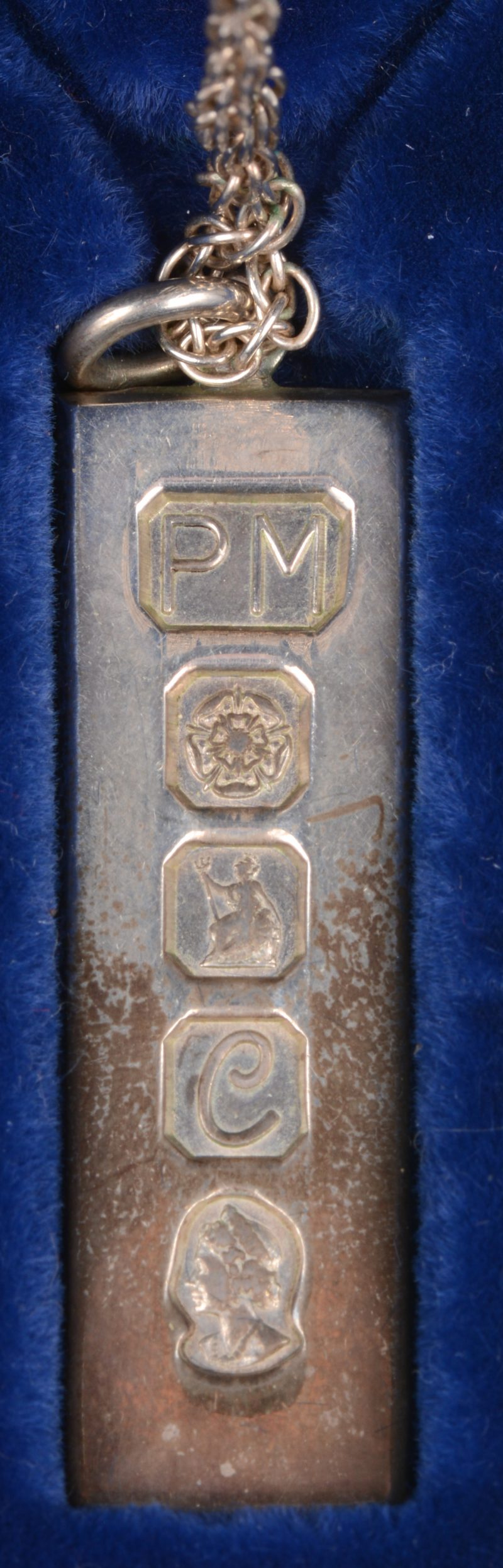 Een zilveren ketting met hanger. 925 ‰ in originele doos met keuren en PM.