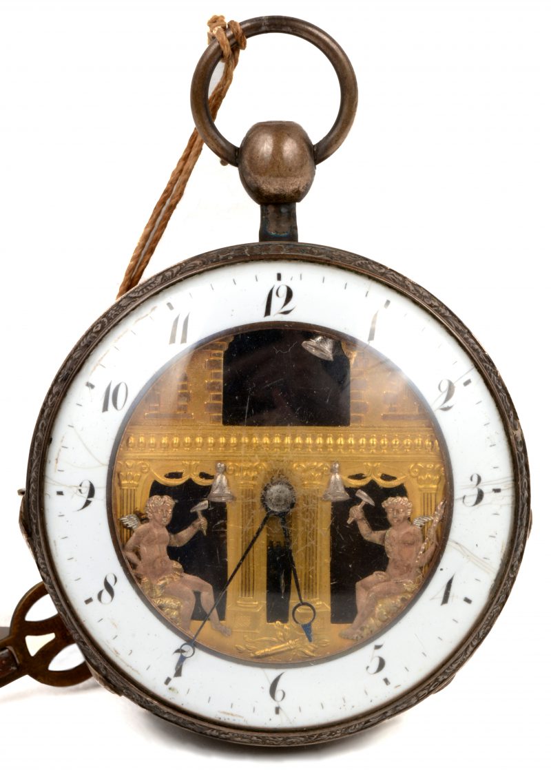 Een XIXe eeuwse zakhorloge met slagwerk in zilveren kast. Het uurwerk met bewegende personages. Te reviseren, maar in werkende staat. Met sleuteltje