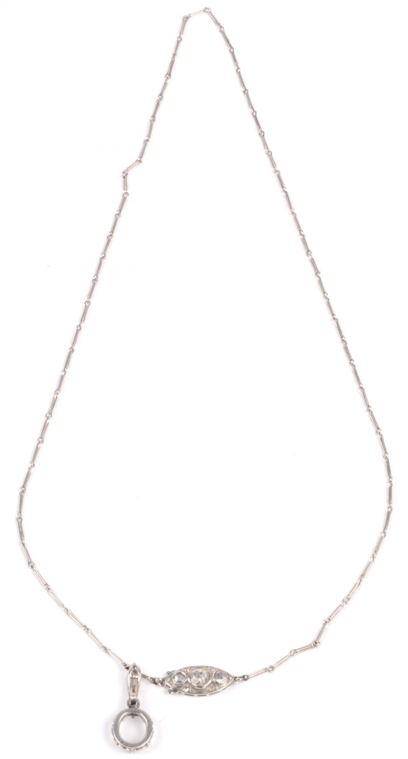 Een 18 karaats wit gouden ketting met hanger, het slot bezet met diamant oude slijp met een gezamenlijk gewicht van ± 0,30 ct. (centrale steen ontbreekt).