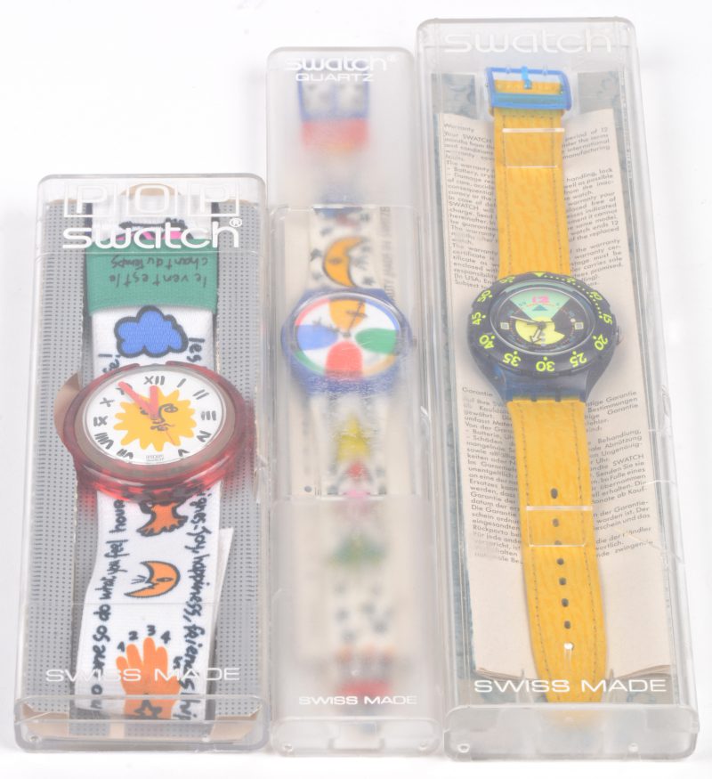 Drie verschillende kleurrijke horloges in originele doos.