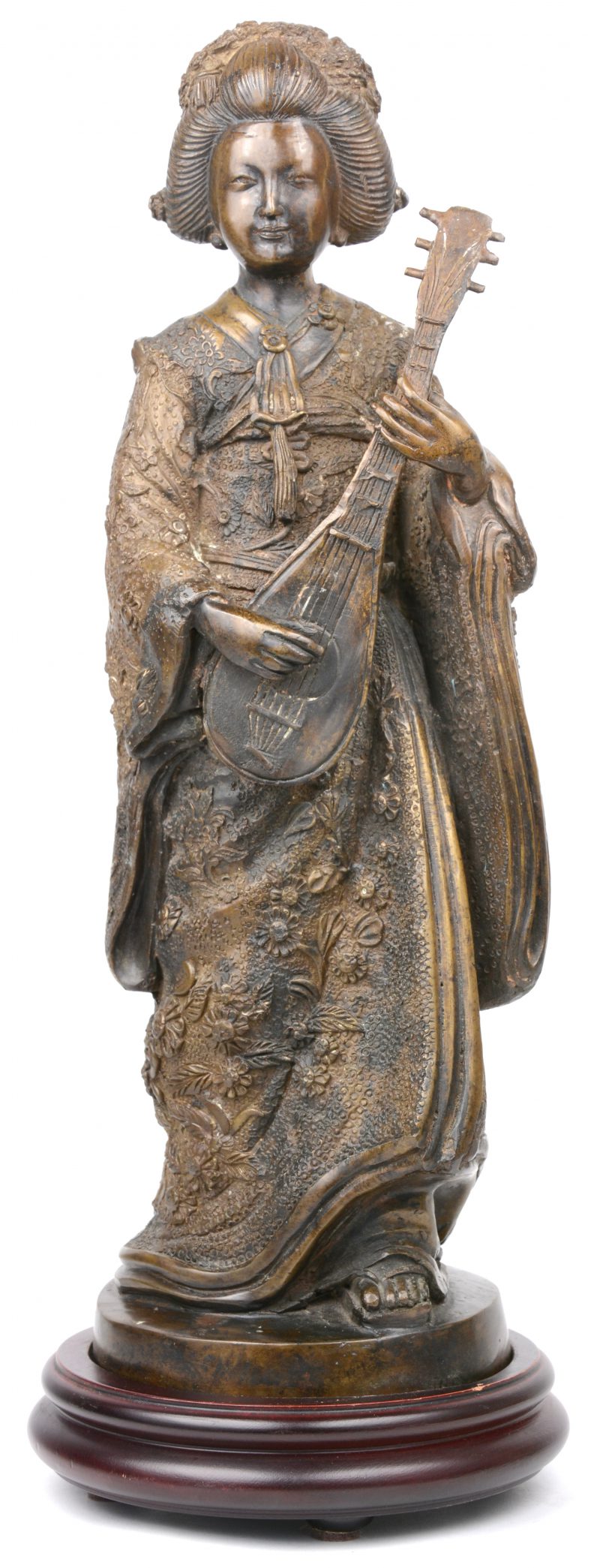 “Mandolinespelende geisha”. Een Japans bronzen beeld. Op houten sokkel.