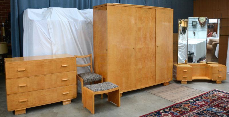 Een berkenhouten slaapkamer, bestaande uit een grote garderobe, een bed met twee, aan de sponde bevestigde nachtkastjes, een kaptafel en een commode met drie laden.