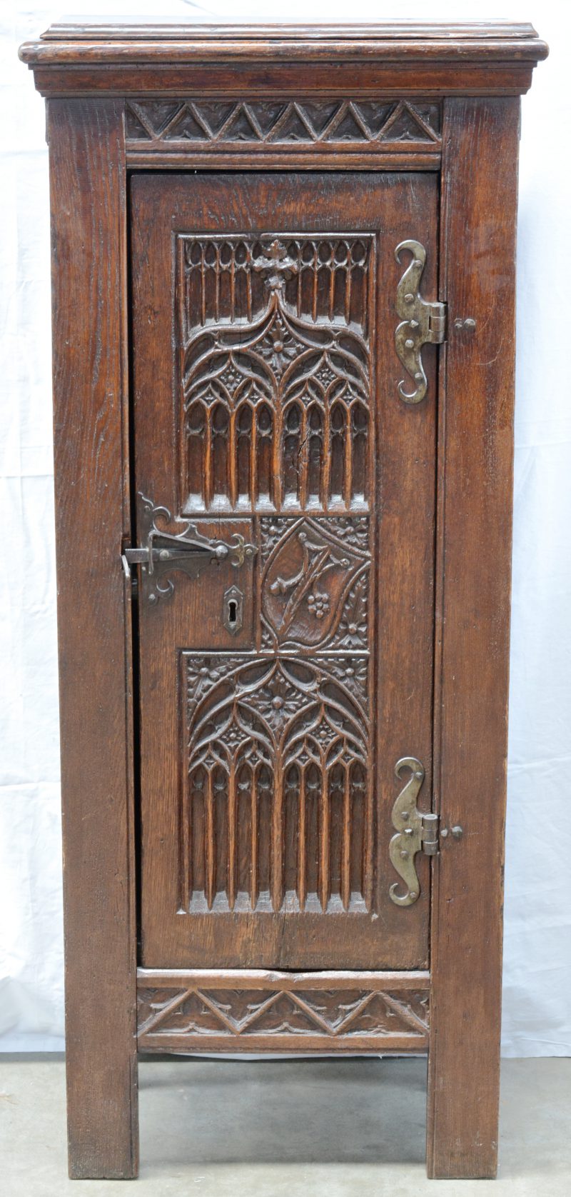 Een neogotisch meubeltje van gebeeldhouwd eikenhout met één deur. Eind XIXe eeuw.