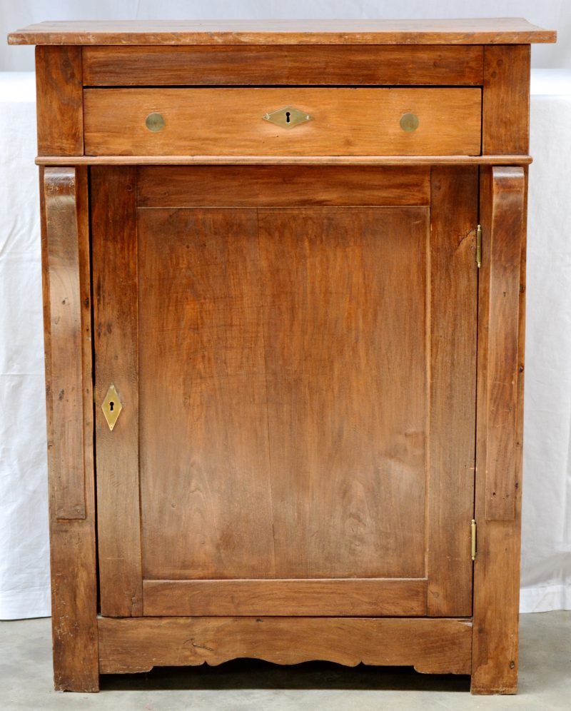 Een Louis Philippe meubeltje met een deur en een lade.