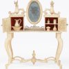 Een lot fijn gesculpteerde miniatuurmeubeltjes van ivoor, bestaande uit vier verschillende kaptafeltjes en een armstoel. Eén spiegeltje manco. XIXe eeuw.