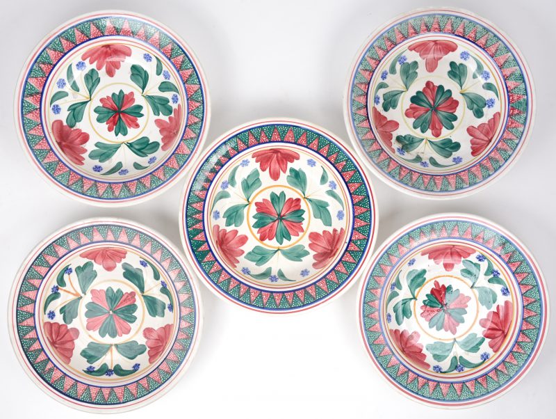 Vijf diepe aardewerken borden met meerkleurige decors. Onderaan gemerkt.