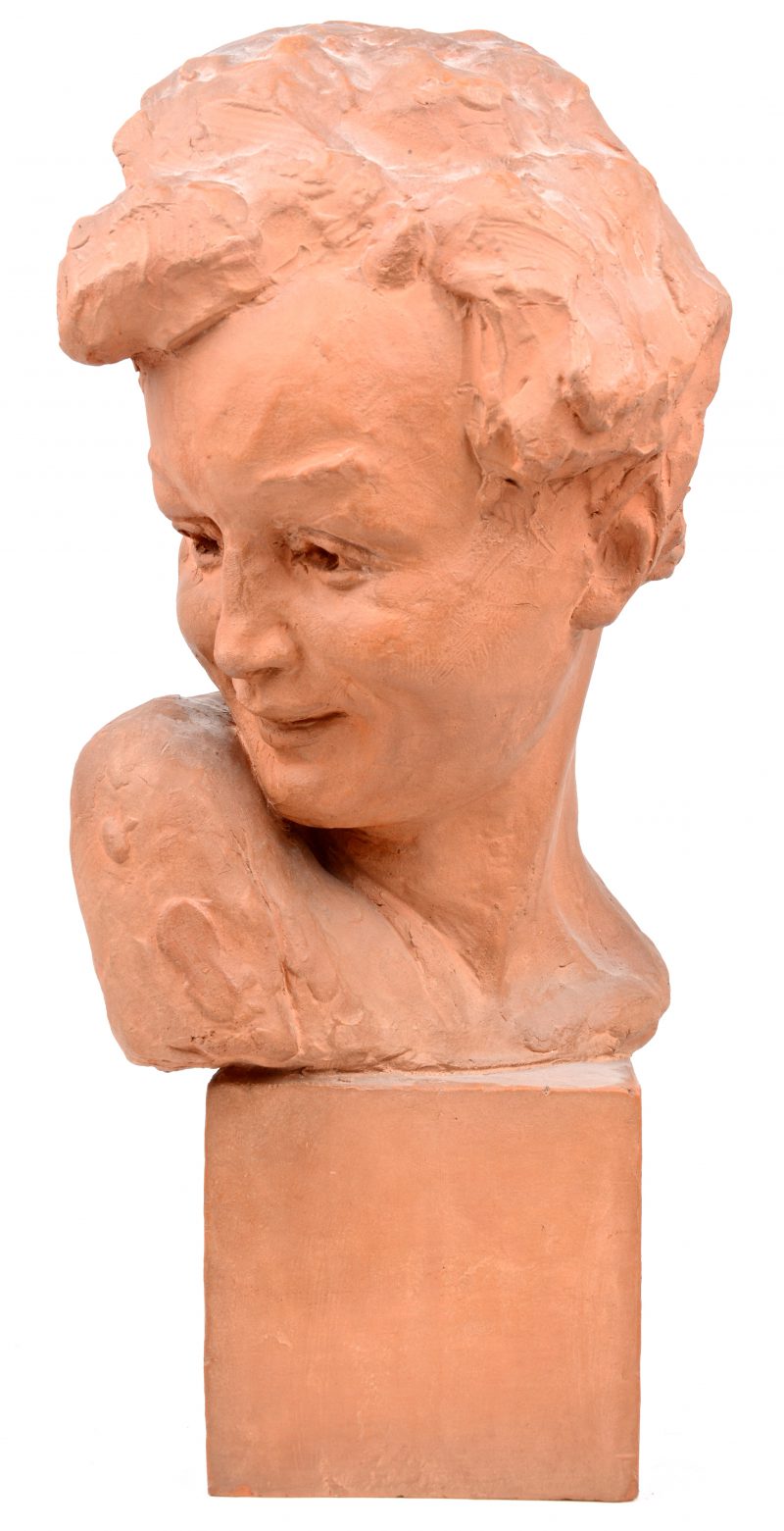Een terracotta buste. Gesigneerd achteraan.