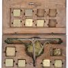 Een Duits goudweegschaaltje in gesculpteerd houten kistje. Drie gewichtjes manco. XVIIIe eeuw.