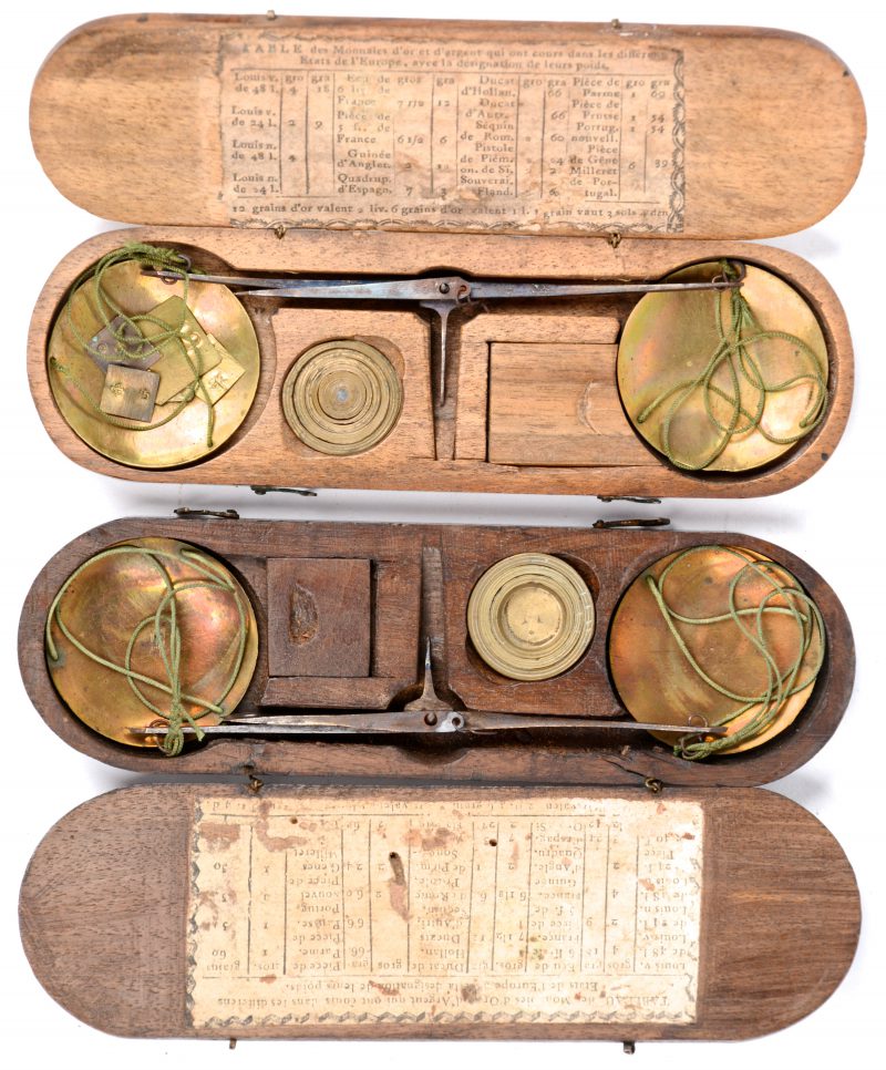 Twee laat XIXe eeuwse goudweegschaaltjes in houten kistjes. Bijna compleet.