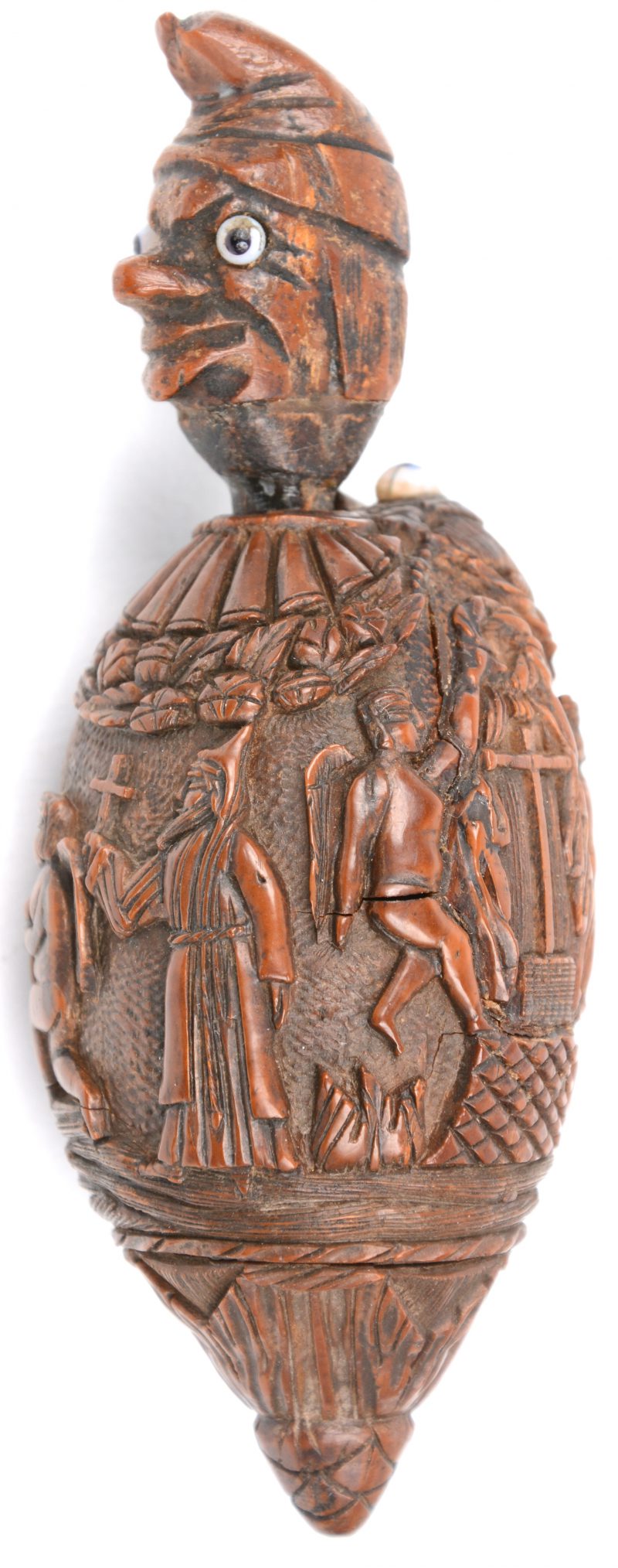 Een gesculpteerd houten flesje met een voorstelling van de aanbidding van het Heilig Hart en met een stopje in de vorm van een hoofd. XIXe eeuw.