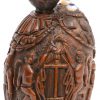 Een gesculpteerd houten flesje met een voorstelling van de aanbidding van het Heilig Hart en met een stopje in de vorm van een hoofd. XIXe eeuw.