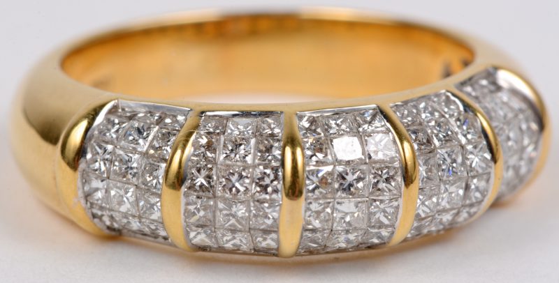 Een 18 karaatsgeel gouden ring bezet met diamanten princes cut met een gezamenlijk gewicht van ± 0,96 ct.