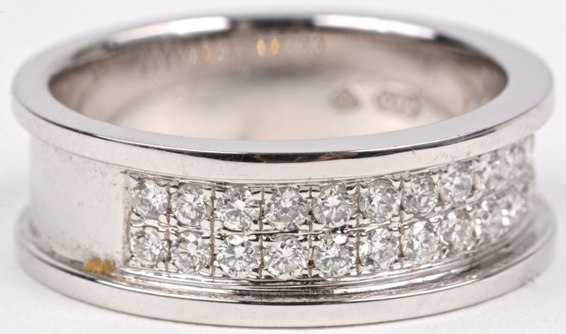 Een 18 karaats wit gouden ring bezet met briljanten met een gezamenlijk gewicht van ± 0,52 ct.