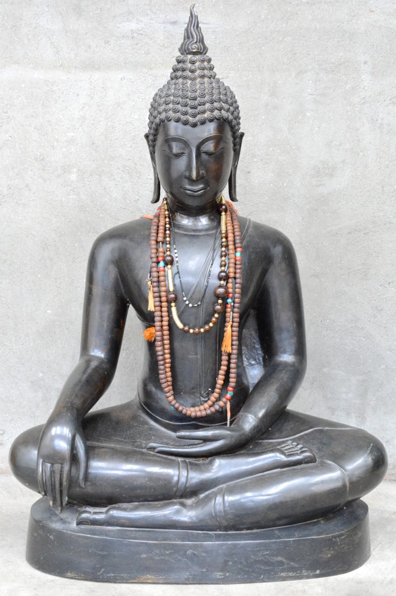 Een recent bronzen Boeddhabeeld in Thaise stijl.