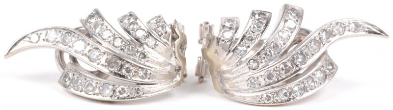 Een paar 18 karaats wit gouden oorbellen bezet met briljanten met een gezamenlijk gewicht van ± 0,70 ct.