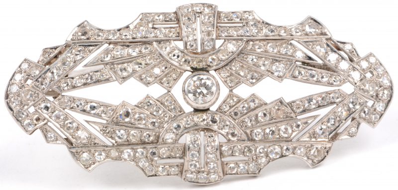 Een art deco platina broche bezet met diamanten met een gezamenlijk gewicht van ± 4,20 ct.