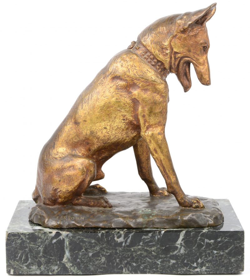 “Zittende hond”. Een bronzen beeld op marmeren sokkel. Gesigneerd.