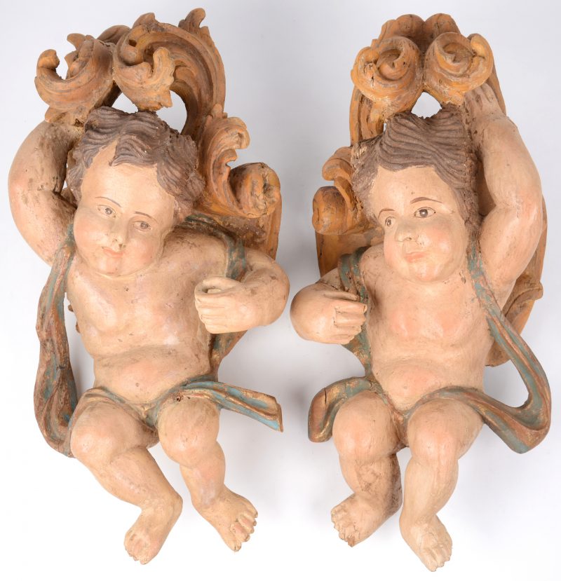 Een paar gebeeldhouwde en gepolychromeerde houten engelen. XVIIIe eeuw.