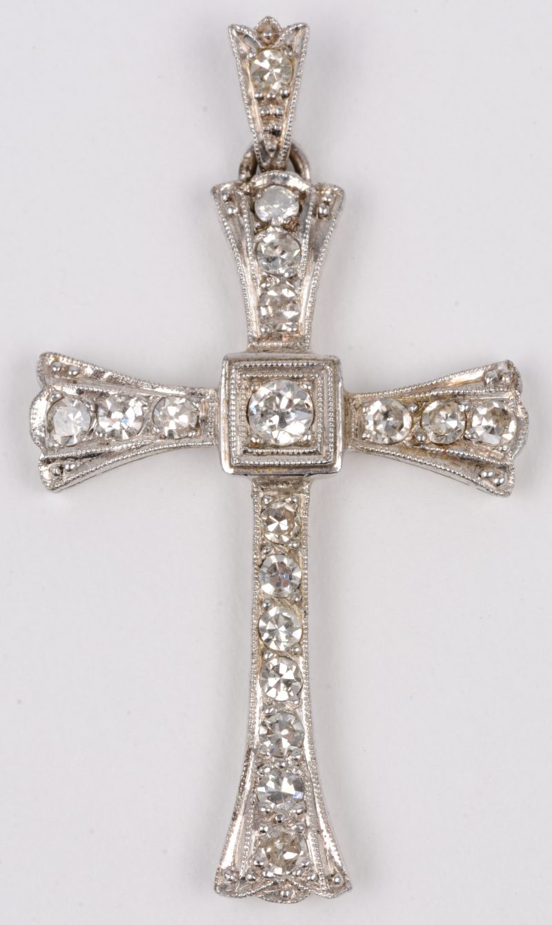 Een zilveren kruisje bezet met diamanten met een gezamenlijk gewicht van ± 0,50 ct.