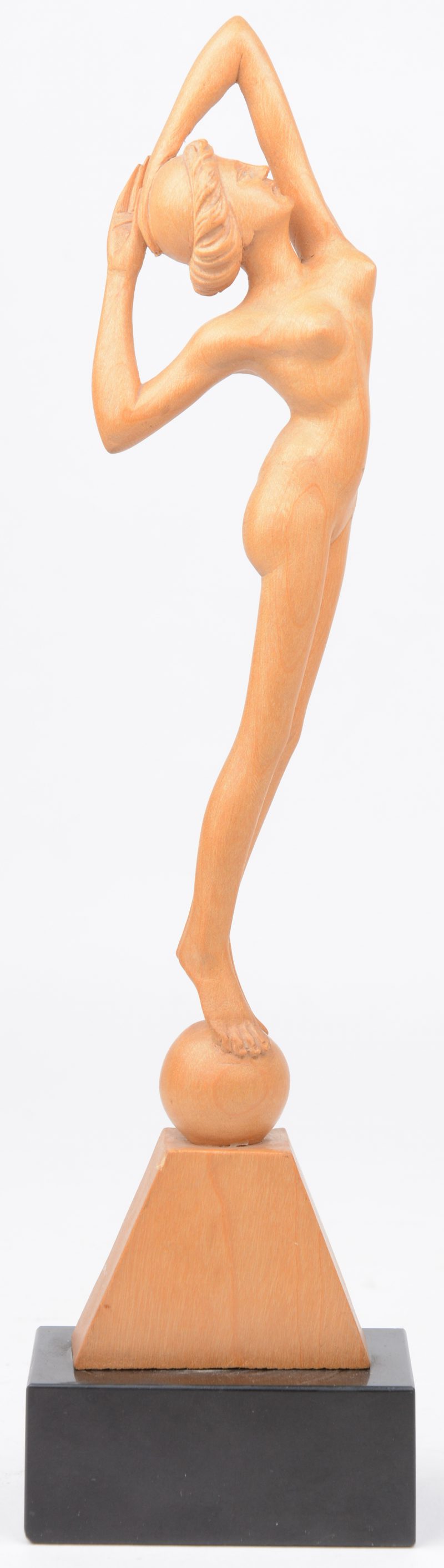 “Balancerend naakt.” Gesculpteerd beeldje in lindenhout op sokkel. Stijl Art Deco.