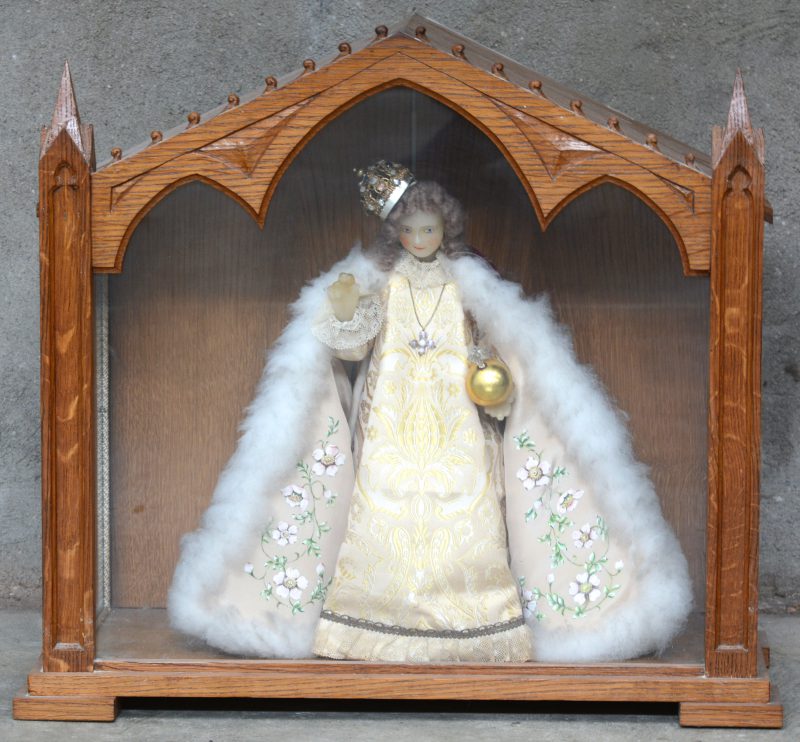 Een houten kapelletje met een wassen Madonna. Omstreeks 1900.