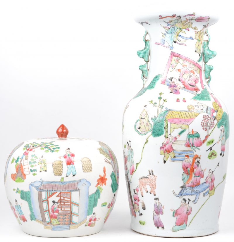 Een vaas en een gemeberpot van Chinees porselein met een meerkleurig decor van allerhande stadstaferelen. Onderaan gemerkt.