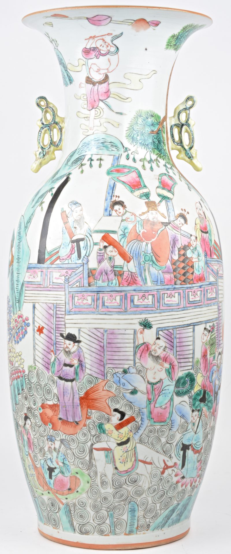 Een balustervaas van Chinees porselein met een meerkleurig decor van personages. XIXe eeuw.