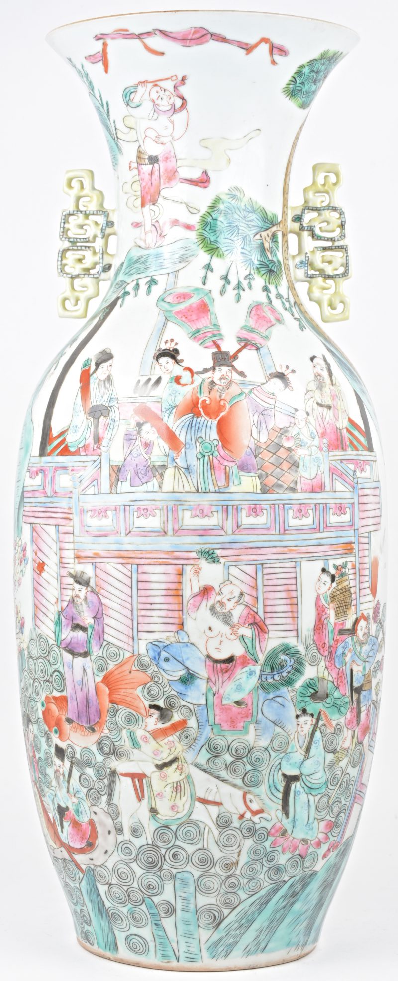 Een balustervaas van Chinees porselein met een meerkleurig decor van personages. XIXe eeuw.