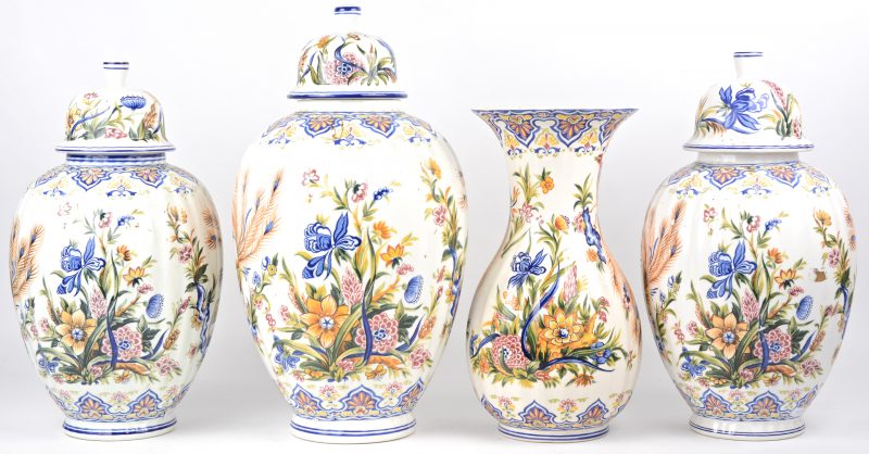 Vier vazen in Delftse stijl, met polychroom gedrukt decor, waarvan drie met deksel. Gemerkt “Manufacture of Vases”.