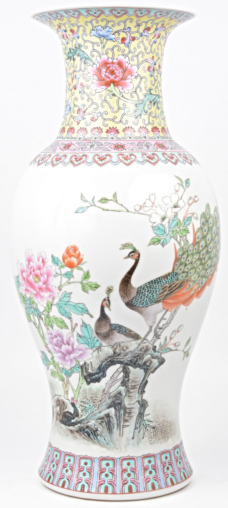 Een vaas van Chinees porselein met een famille rose decor.
