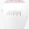 Een vaas van Chinees porselein met een famille rose decor.