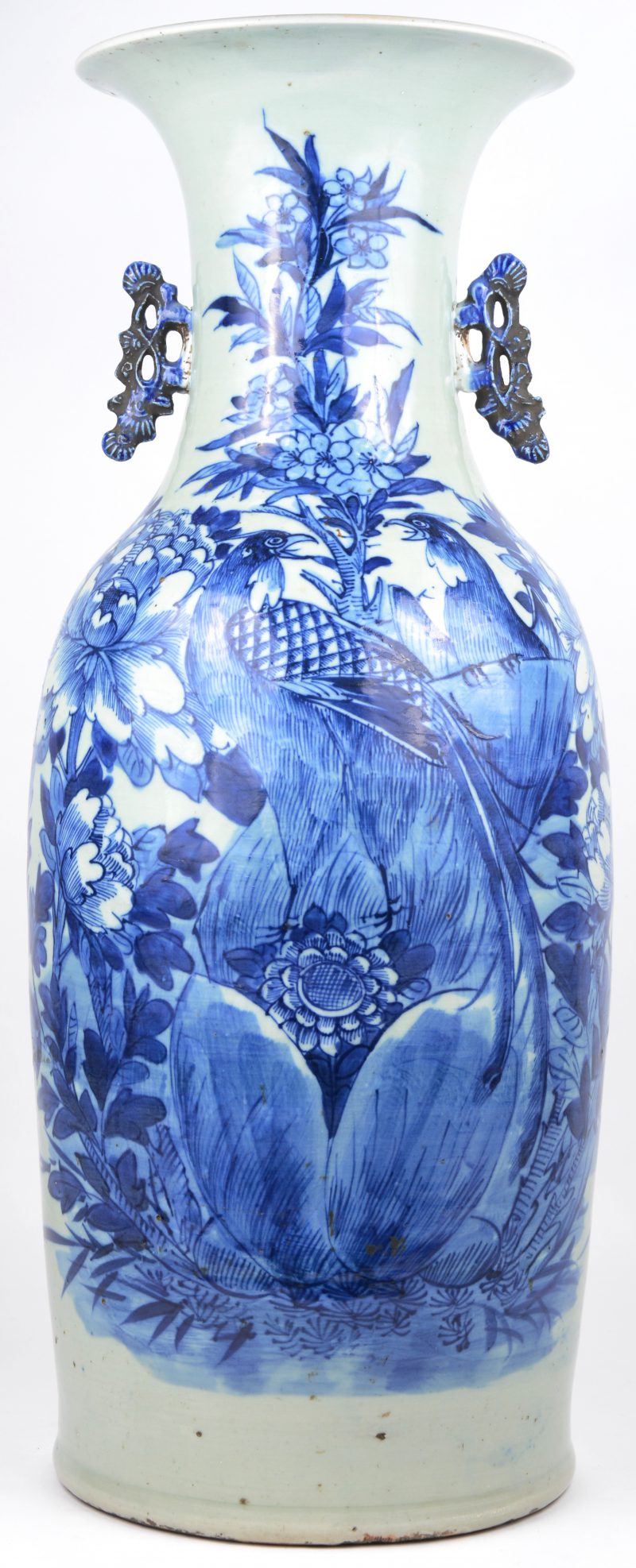 Een vaas van Chinees porselein met een blauw en wit decor.