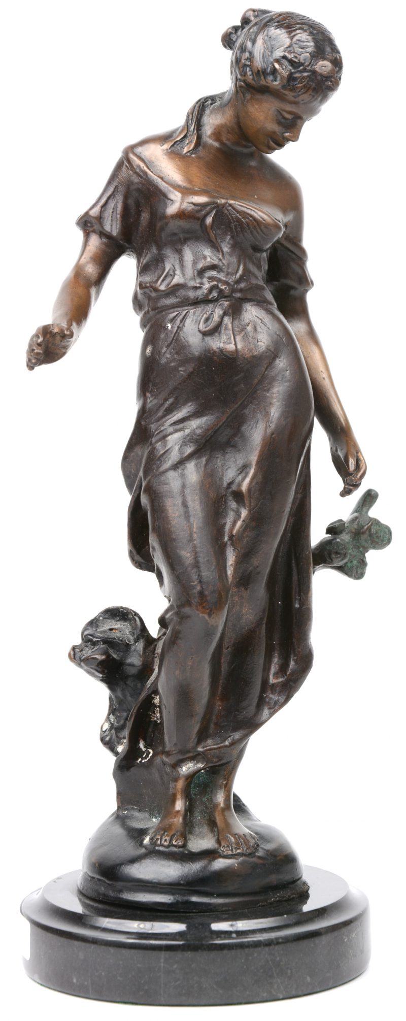 “Jonge vrouw”. Een bronzen beeldje op zwart marmeren voetstukje.