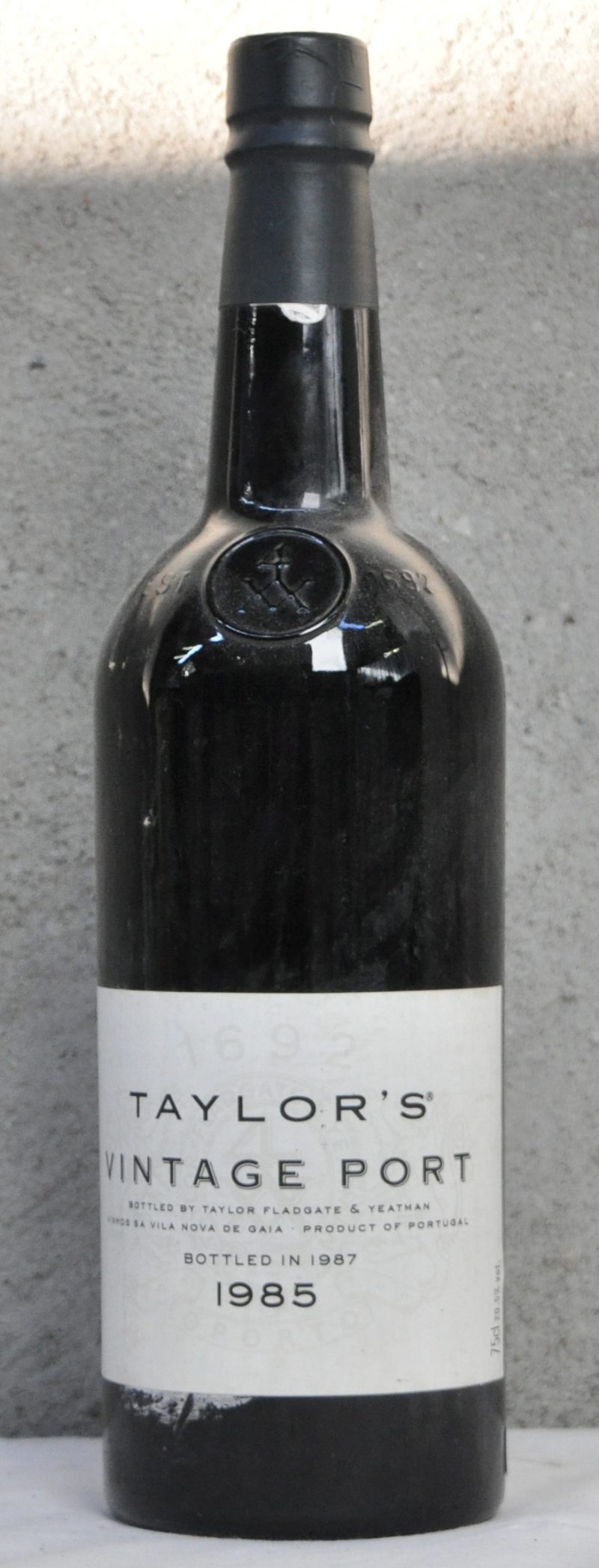 Taylor’s Vintage Port Bottled in 1987  Taylor Fladgate & Yeatman, Vila Nova de Gaia M.O.  1985  aantal: 1 bt
