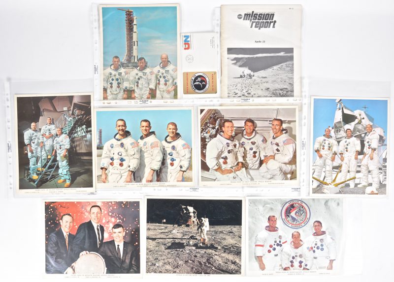 Een lot van acht foto’s met betrekking tot dibverse Apollomissies, een eerstedaguitgave van de dag van de lancering van Apollo 14 en een mission report boekje van Apollo 15.