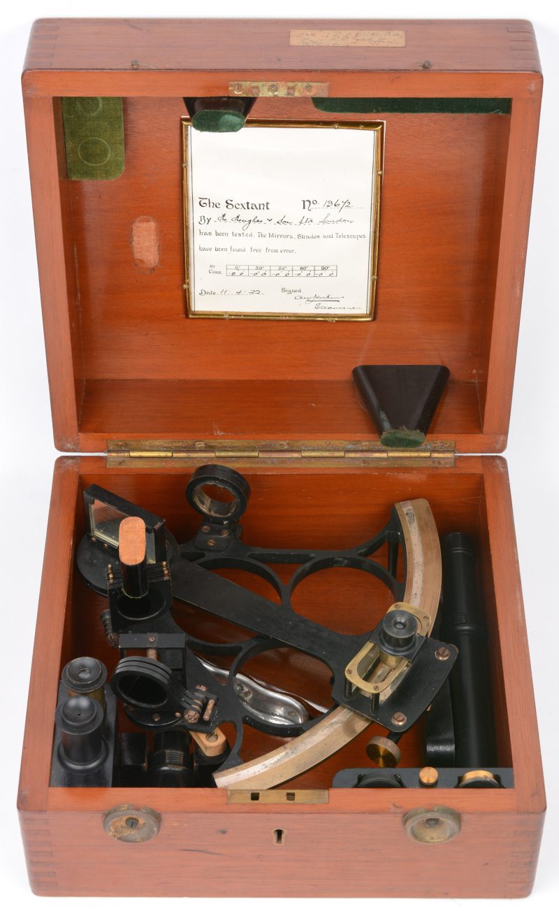 Een sextant in houten kist. 1922.