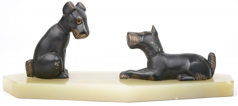 Een art deco groepje met twee zamakken hondjes op voetstuk van onyx.