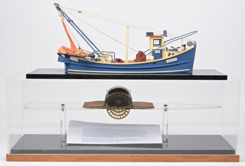 Een maquette van het raderwiel van de raderboot ‘P.S. Britannia’ en een maquette van een garnaalvissersboot.